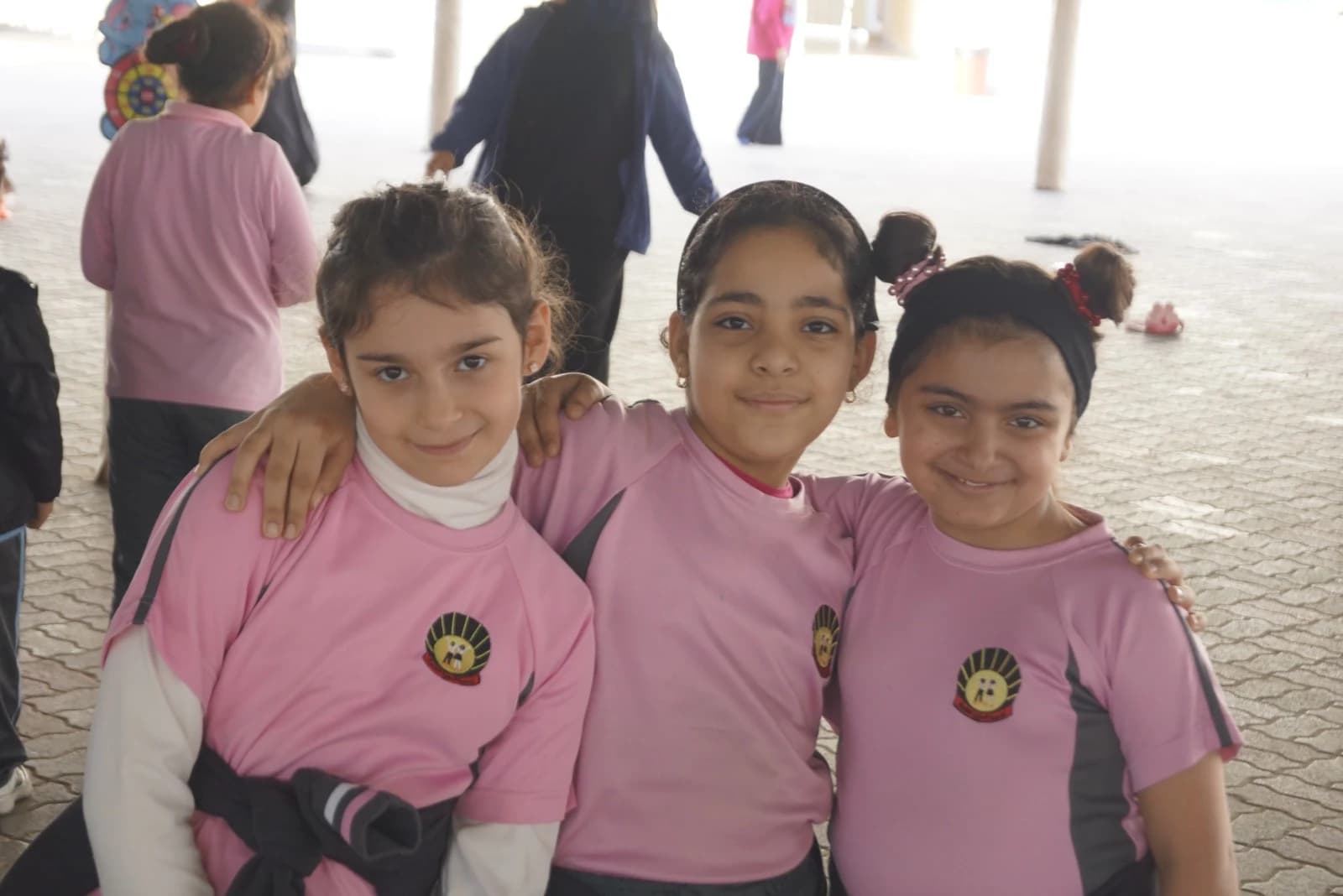 طلاب يبتسمون معًا أثناء نشاط مدرسي